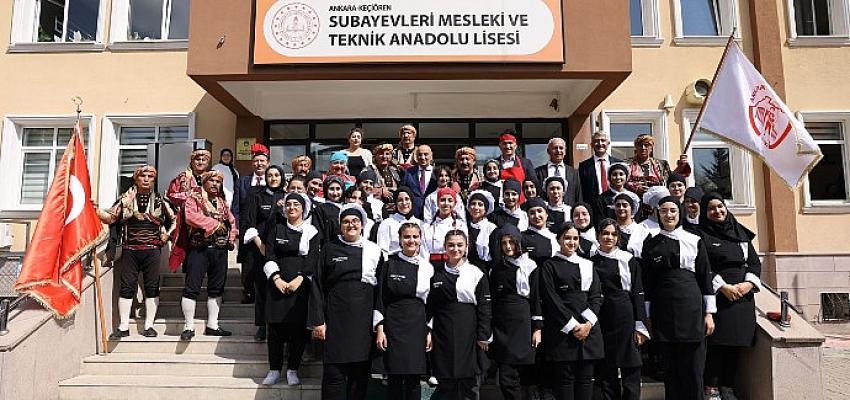 Aşçı Kıyafetleriyle Devir Teslim