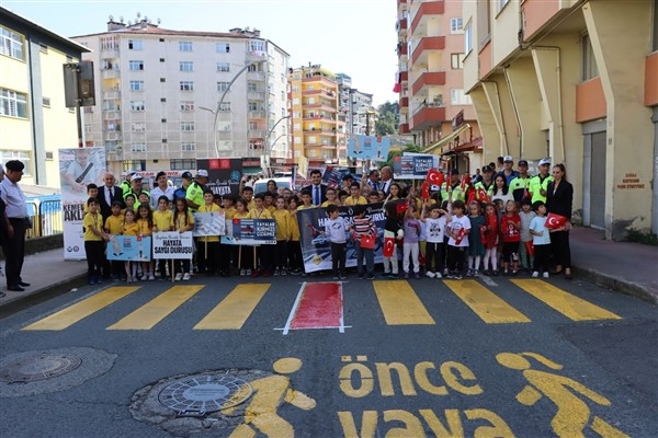 “Yayalara Öncelik Duruşu, Hayata Saygı Duruşu″ etkinliği Rize’de düzenlendi