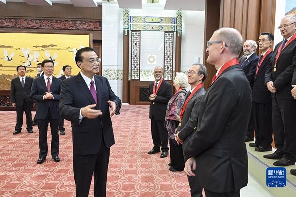 Çin Başbakanı Li, 2022 Dostluk Ödülü’ne layık görülenleri kabul etti