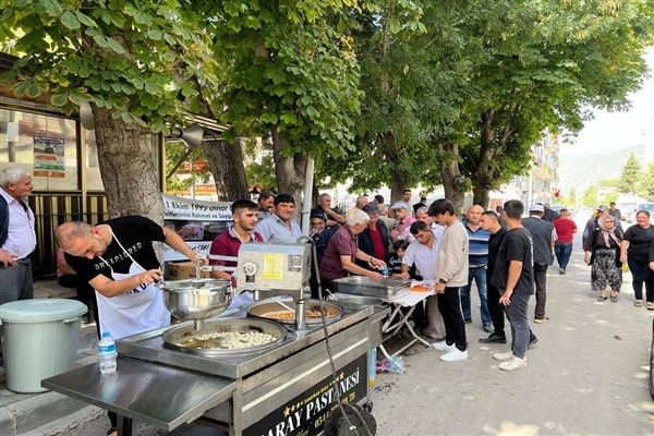 Deprem şehitleri için lokma ikramı