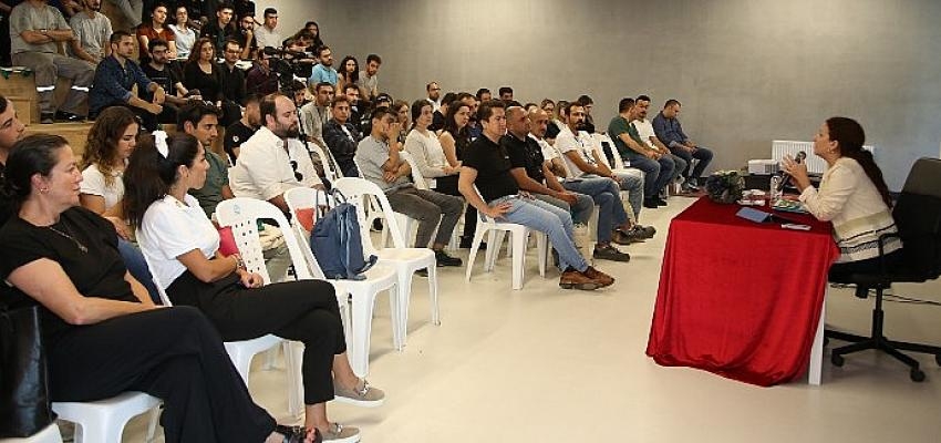 Zeynep Zengin, çalışanlara Sait Faik