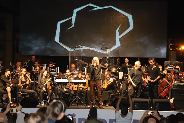 EBB Senfoni Orkestrası kuruluşunun 20. Yılında, Bulutsuzluk Özlemi ile konser verdi