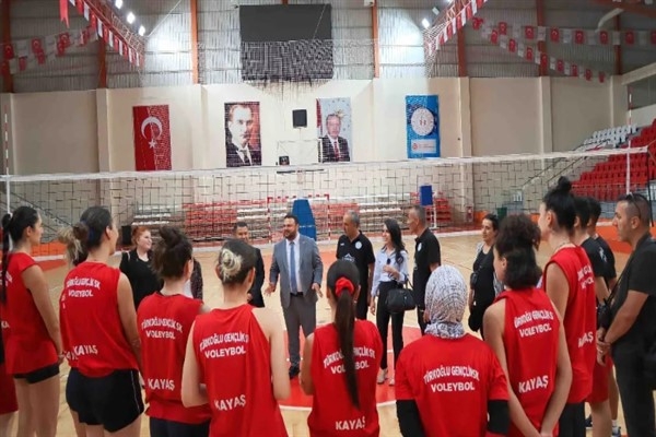İYİ Partili Çabukel: Alpedo Kahramanmaraş Kadın Voleybol Takımını ziyaret etti