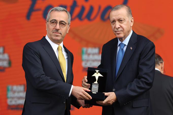 Cumhurbaşkanı Erdoğan’dan Başkan Güngör’e ödül