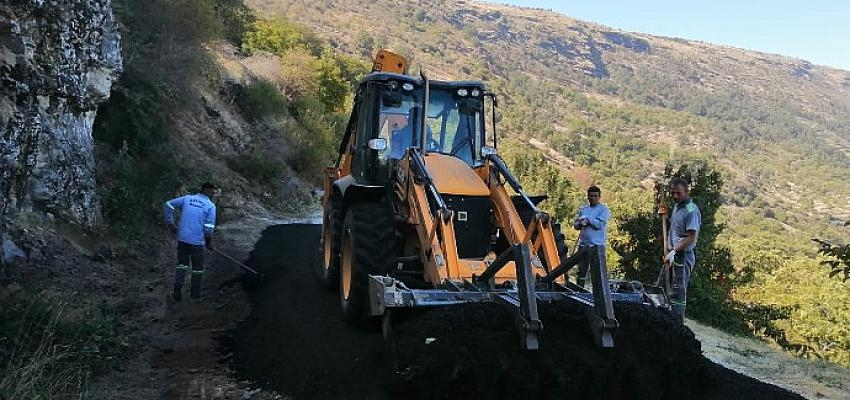 Beydağ’da Sıcak Asfalt Yama Çalışmaları Devam Ediyor