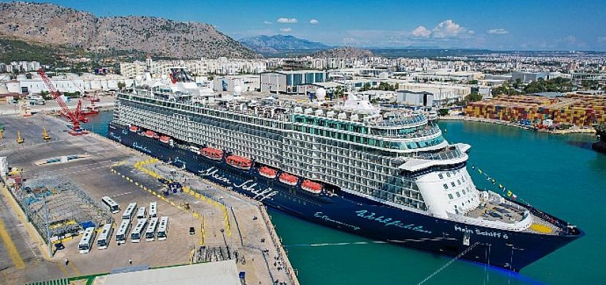 Lüks yolcu gemisi Mein Schiff 6 Antalya’ya geldi