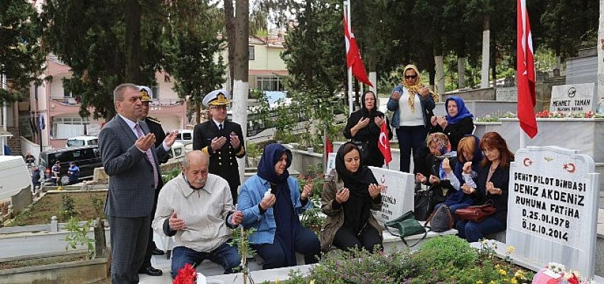 Şehit Deniz Akdeniz Kabri Başında Dualarla Anıldı