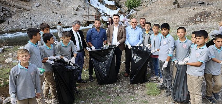 Başkan Öztürk Öğrencilerle Bitlikte Çevre Temizliği Yaptı