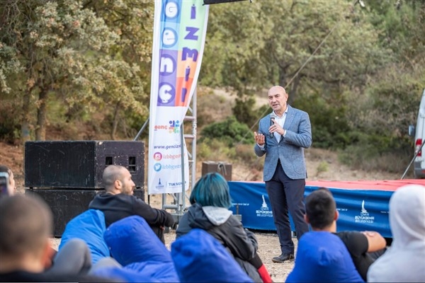 Başkan Soyer, Olivelo Yaşayan Park’ta düzenlenen gençlik kampını ziyaret etti