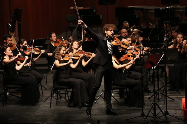 Eskişehir Senfoni Orkestrası ve Elvin Hoxha Ganiyev bir konser gerçekleştirdi