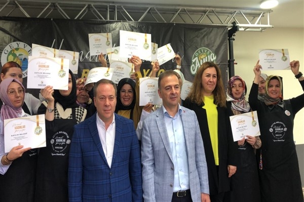 Geyve Ayva Festivali’nin kapanış gününde 22 kadın, en güzel ayva tatlısı için yarıştı