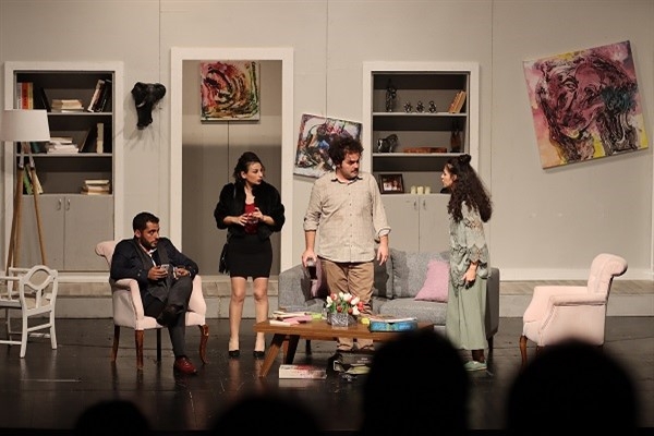 Mersin Şehir Tiyatrosu Sanatçısı Ustaoğlu ‘En İyi Genç Yetenek Ödülü’nü aldı