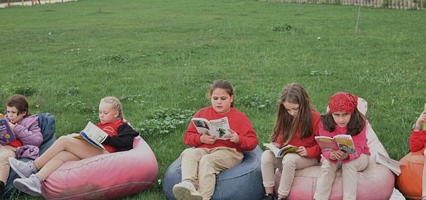 Mustafakemalpaşa’da Çocuklar Sokak Hayvanları İle Kitap Okudu