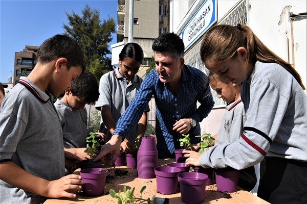 Bornovalı çocuklar, fide ekimini öğrendi