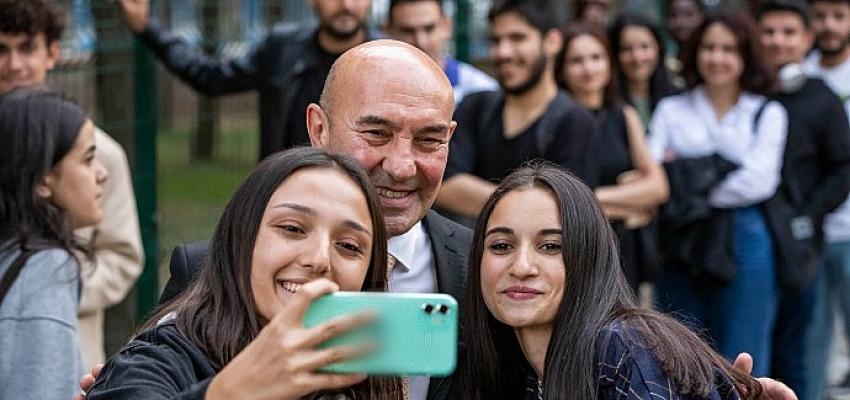 İzmir Büyükşehir Belediye Başkanı Tunç Soyer Gençlere başka sürprizlerimiz de var