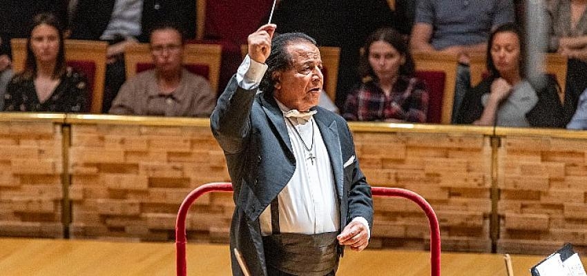 Cumhuriyet Konserinde Dünyaca Ünlü Şef: Alexander Rahbari CRR Senfoni Orkestrası’nı Yönetmek İçin İstanbul’da!