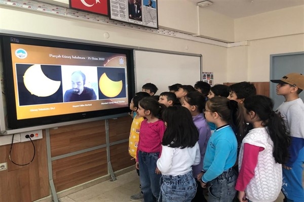 Güneş tutulmasını canlı olarak izledi