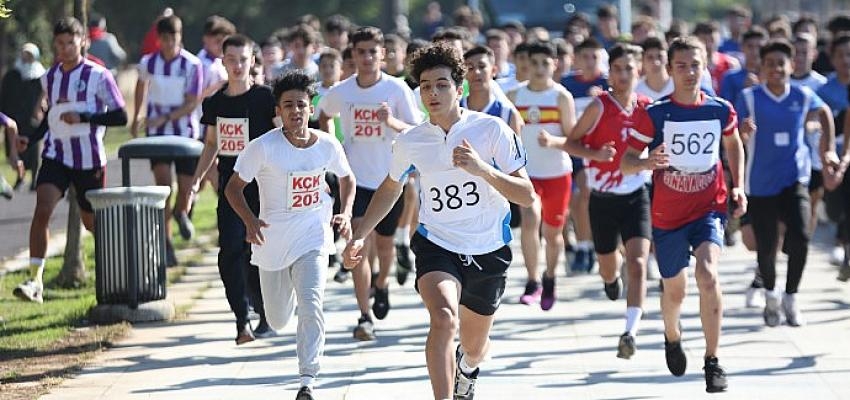 Gençler Cumhuriyet İçin Koştu,  koşuda 376 öğrenci dereceye girmek için ter döktü.