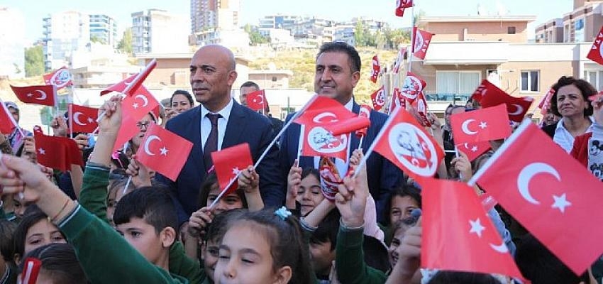 İzmir İl Milli Eğitim Müdürlüğü ve İzmir İl Emniyet Müdürlüğü İş Birliği İle ″29 Ekim Cumhuriyet Bayramı Şenliği″ Gerçekleştirildi