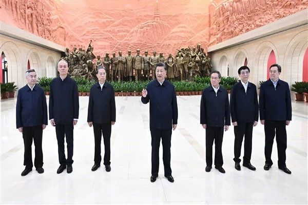 Xi Jinping ve diğer parti liderleri Yan