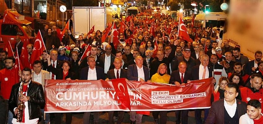Cumhuriyet Coşkusuna Ortak Olmak İçin Binler, Küçükçekmece’de Buluştu