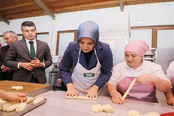 Vali Yiğitbaşı, simit ve pasta yaptı