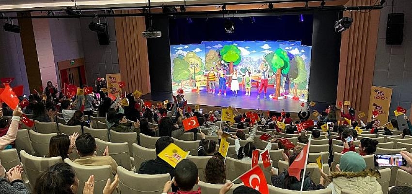 Ankaralı çocuklar 29 Ekim Cumhuriyet Bayramı’nı Eti Çocuk Tiyatrosu’nun “Mutluluk Denince Akla” oyunuyla kutladı