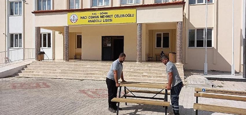 Antalya Büyükşehir’den bank ve piknik masası desteği