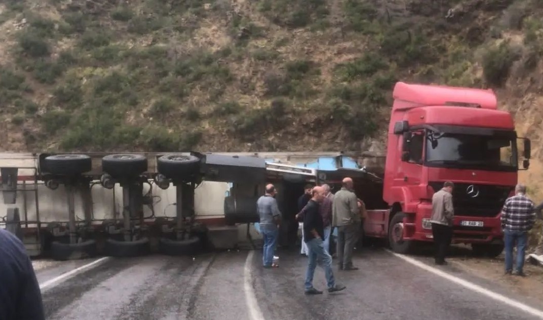 İlk Yağışta Tır Devrildi Antalya Mersin Karayolu Kapandı