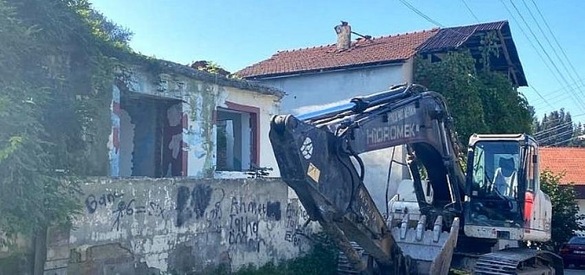 Gölcük’te Yıkılan Orta Hasarlı yada Metruk Bina Sayısı 107