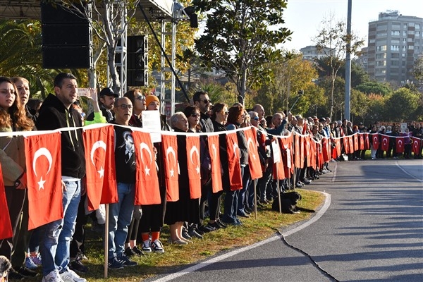 Kadıköy’de Ata’ya saygı zinciri oluşturuldu