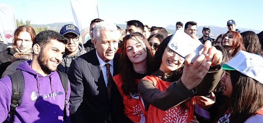 Ege Üniversitesi Ailesi, Milli Ağaçlandırma Gününde fidanları toprakla buluşturdu