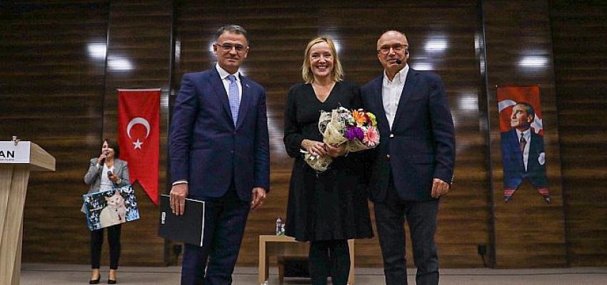 Van Büyükşehir Belediyesi Liderlik Konulu Konferans Düzenledi