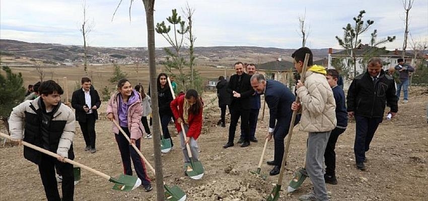 İnegöl Esentepe Mahallesinde 193 Fidan Toprakla Buluştu