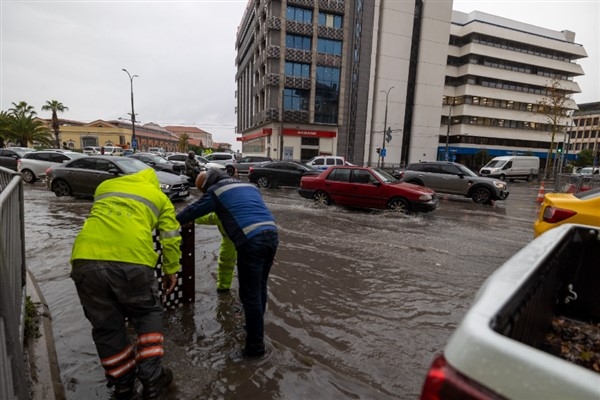 İZSU ve itfaiye ekipleri yağış nöbetinde