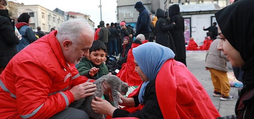 Kızılay Düzce’deki Depremin Ardından Beslenme ve Barınma Hizmeti İle Bölgede