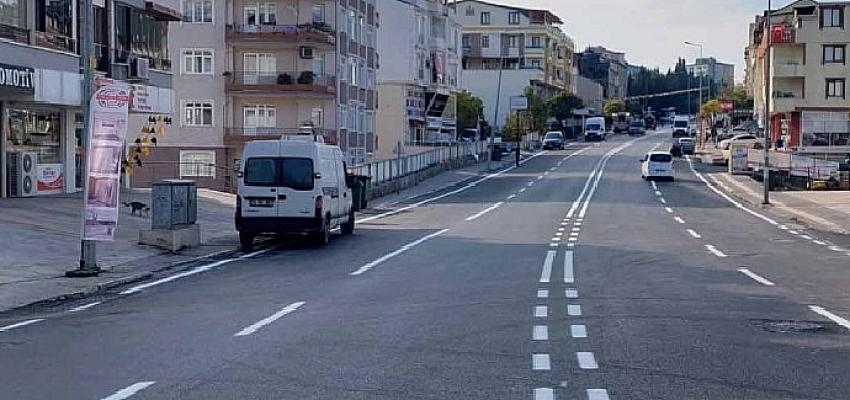 Körfez Akşemsettin Caddesi ve Cumhuriyet Bulvarında yol çizgileri çekildi