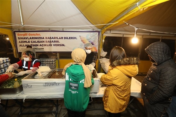 Gaziantep Büyükşehir, sınav döneminde üniversite öğrencilerine yemek ikram etti