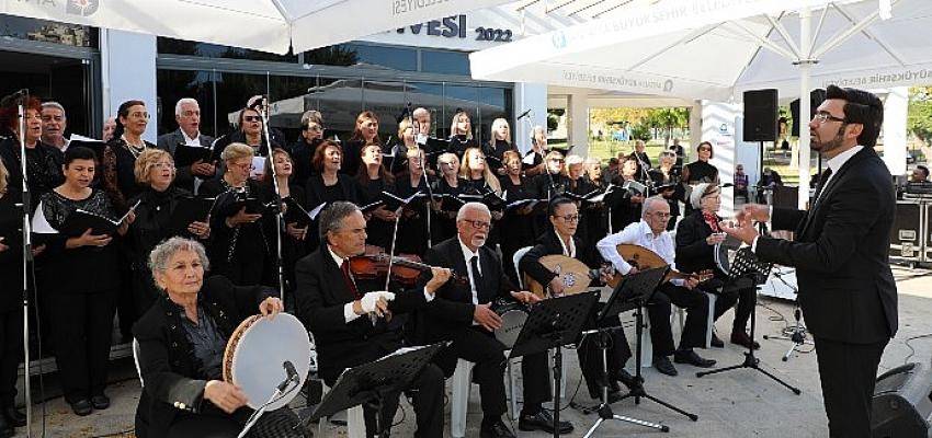 Aktif Yaşlı Merkezi TSM Korosu  emekliler için konser verdi