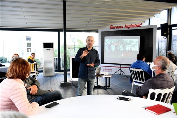 Bornovalı üreticilere zeytin budama eğitimi