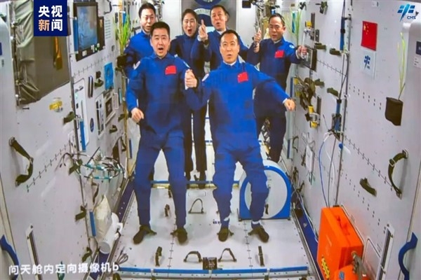 İki ayrı misyonda görev yapan altı astronot uzayda buluştu
