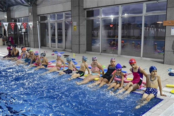 ABB’nin işitme engelli çocuklar için yüzme kursları devam ediyor