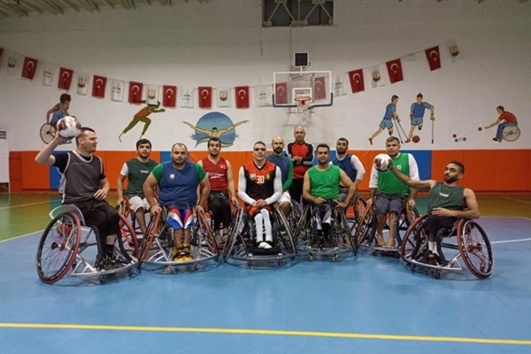 Tekerlekli sandalye hentbol antrenmanları