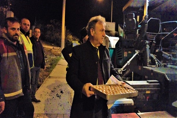 Başkan İduğ’dan işçilere baklava ikramı