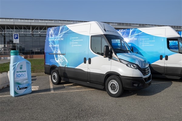 PETRONAS, Iveco ile ticari elektrikli araçlar için sürdürülebilir sıvıları tasarlıyor