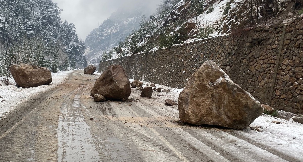 Deprem Bölgesinde yollar böyle