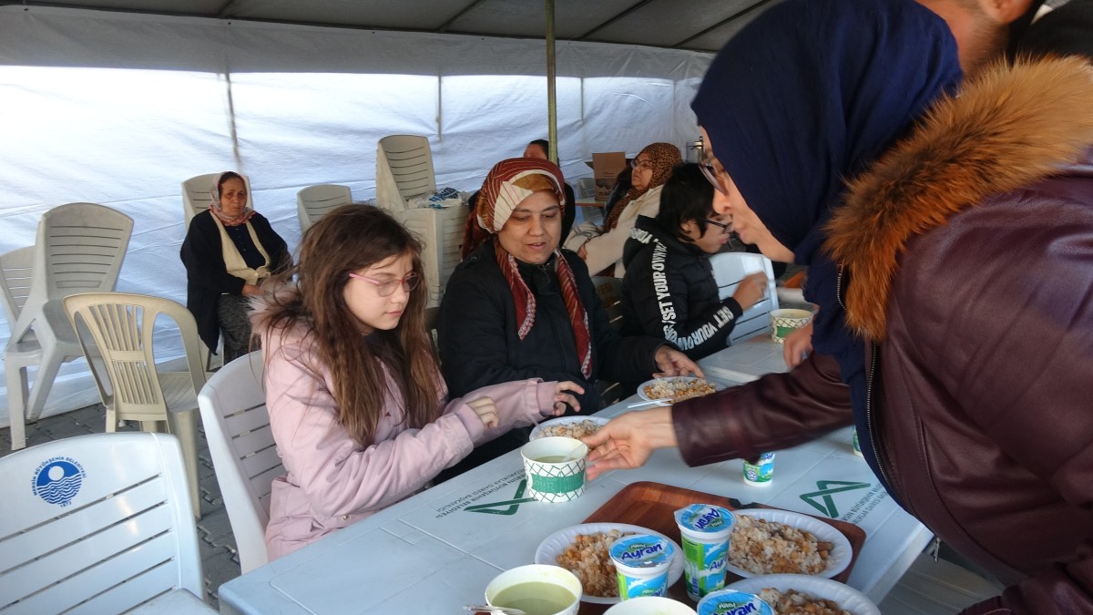 Anamur Depremzedeleri Ağırlıyor