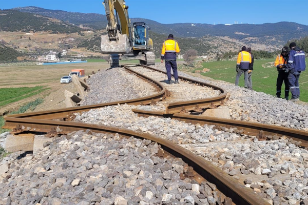 Depremde hasar gören demir yolları onarılıyor