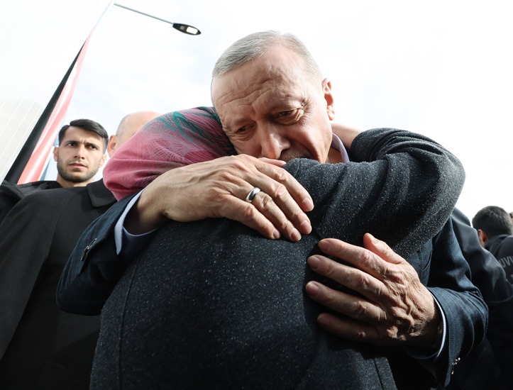 Cumhurbaşkanı Erdoğan, Depremzedelerle Böyle Kucaklaştı