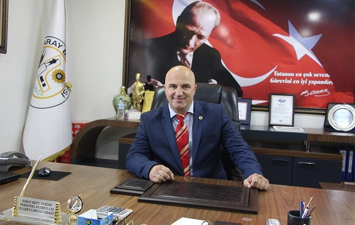 Saray Belediye Başkanı Özgen Erkiş,  kadın personellerine karanfil hediye etti